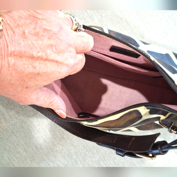 Dooney & Bourke Giraffe Print Large Handbag Unusual Style - Picture 7 of 11